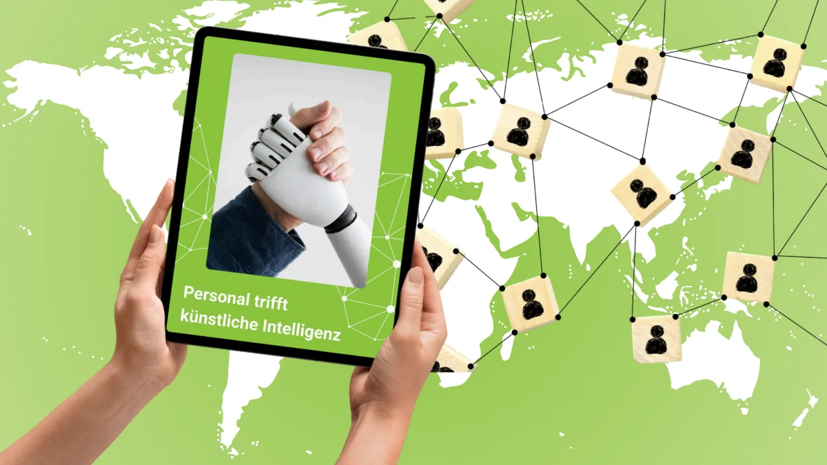 Zwei Hände halten ein Tablet mit dem Motiv eines Handschlags zwischen Mensch und Roboter – darüber der Schriftzug ‚Personal trifft künstliche Intelligenz‘. Im Hintergrund eine grüne Weltkarte mit weißen Netzlinien und vernetzten Holzfiguren, die Zusammenarbeit symbolisieren.