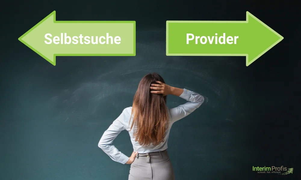 Interim Provider oder Selbstsuche? Eine Frau steht mit dem Rücken zum Bild vor zwei Pfeilen die in verschiedene Richtungen zeigen