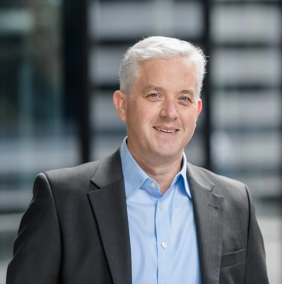 Christoph Reuter - Interim Profi Portrait des Autors im Anzug