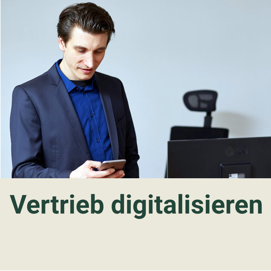 Vertrieb digitalisieren Geschaeftsmann schaut auf seinem Smartphone