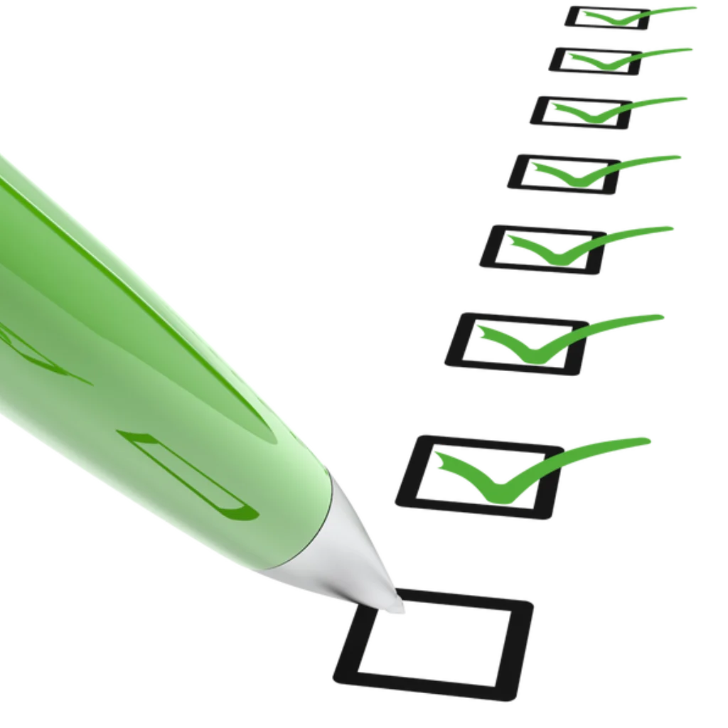 Ein gruener Kugelschreiber hakt eine Checkliste mit ebenfalls gruenen Haken ab