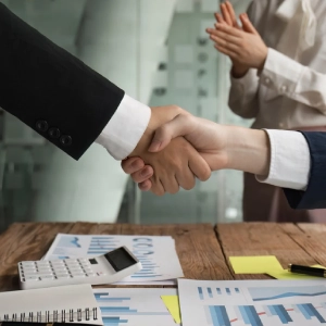 Foto symbolisch von einem Vertragsabschluss 