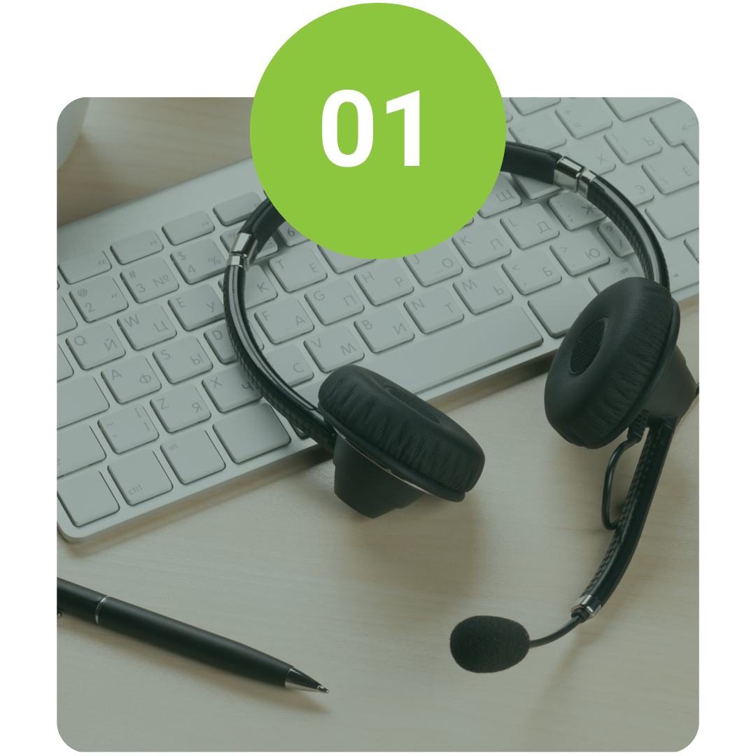 Foto eines Headsets liegend auf einer Tastatur und der Nummer Eins