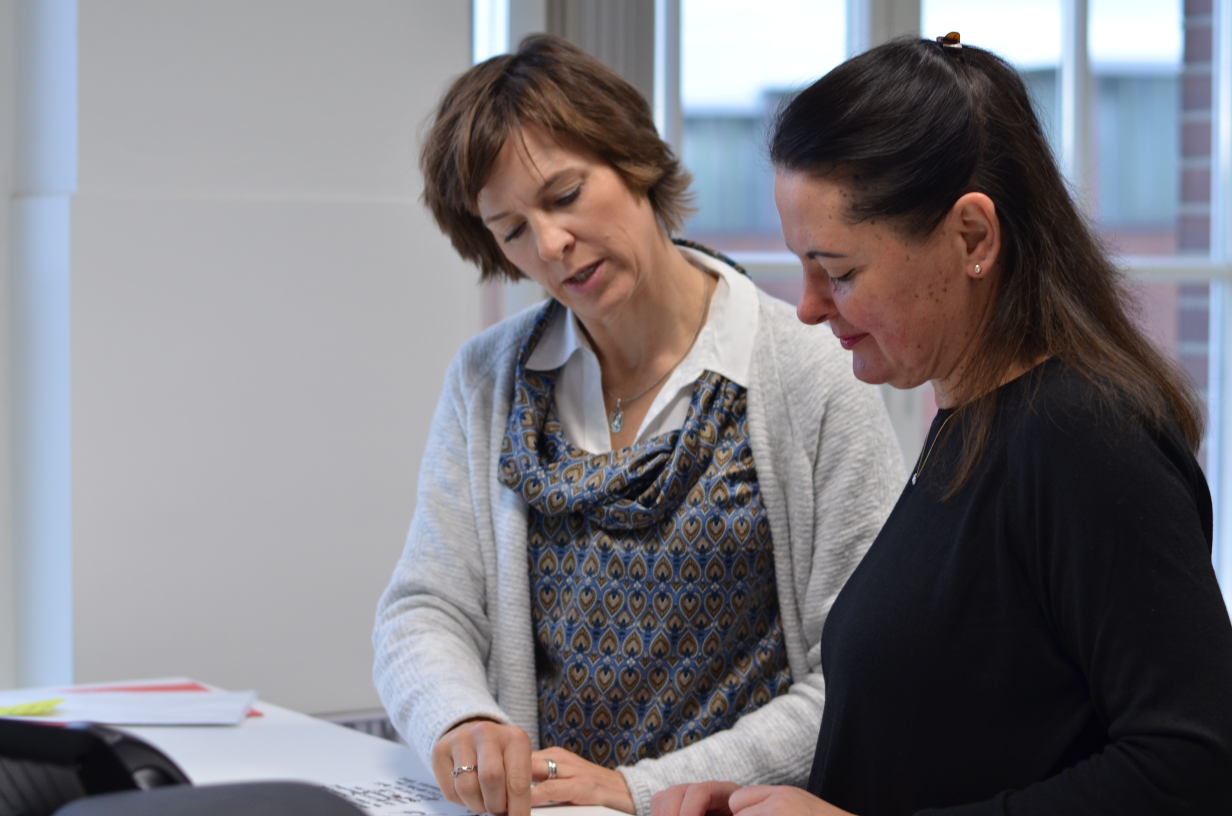 Marketing Manager Frauen besprechen am Schreibtisch