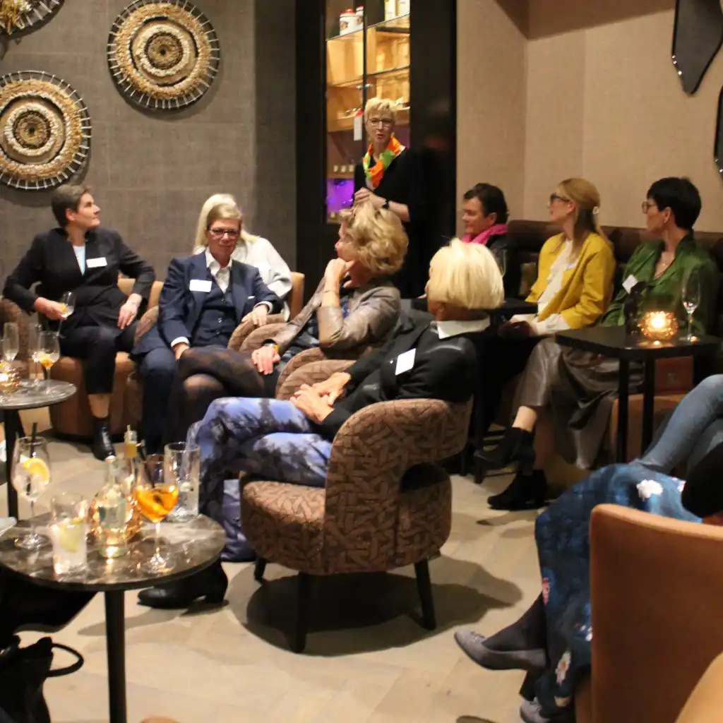 Ladies Bar mit den Interim Profis Versammlung von mehreren Interim Managerinnen und Annette Elias