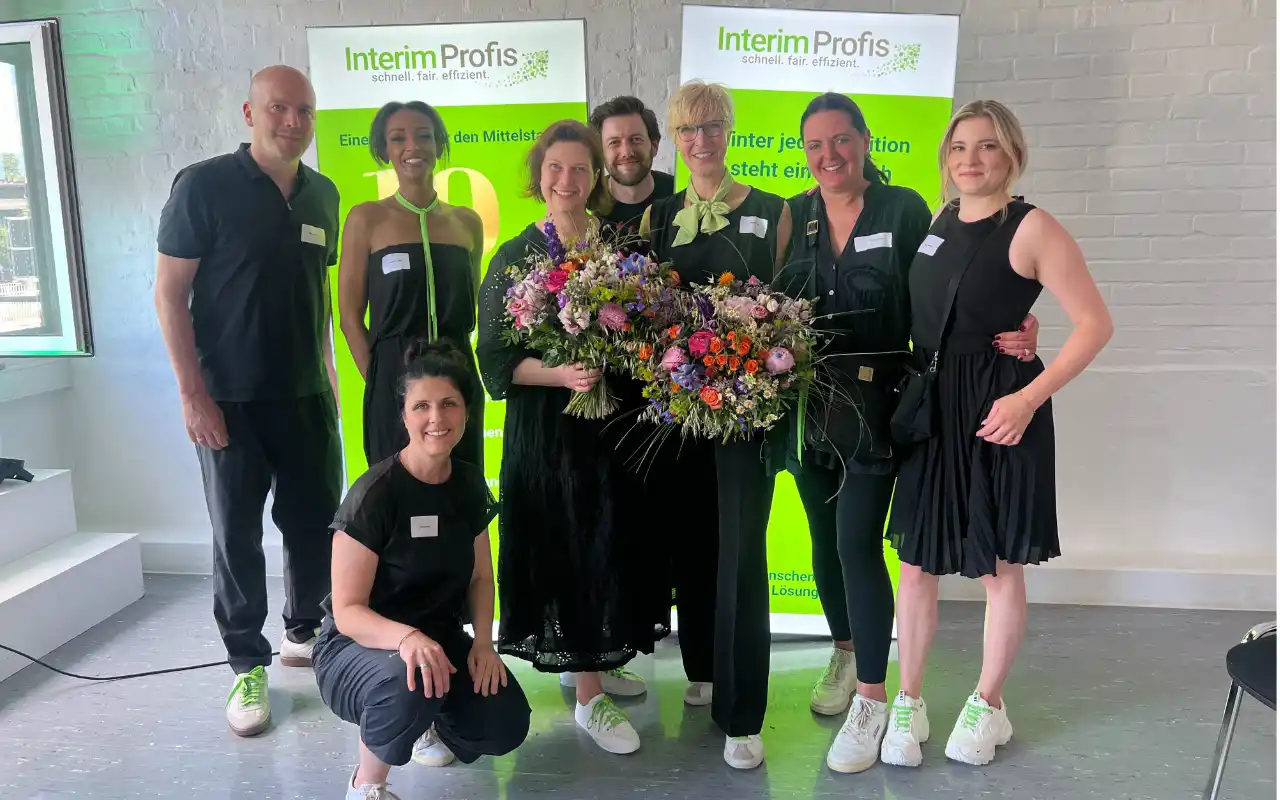 Die Interim Profis feiern 10 Jahre Jubiläum Team Foto der Interim Profis mit Magnus Barth, Josephine Elzain, Sabine Hübner, Kathrin Scholz-Arps, Max Rindfleisch, Annette Elias, Claudia Kohlmann, Eileen Gellhorn