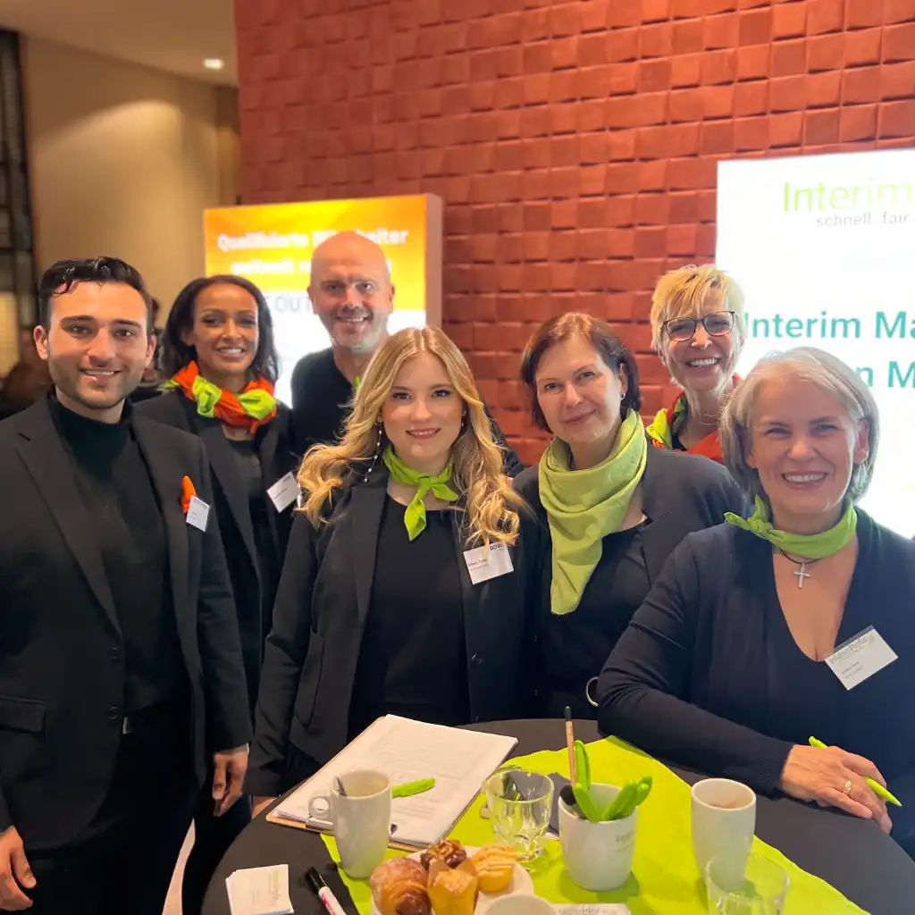 Veranstaltungen für Inteirm Manager Foto einer Veranstaltung mit mehreren Personen die in Gespraechen sind und Businiess Kleidung tragen