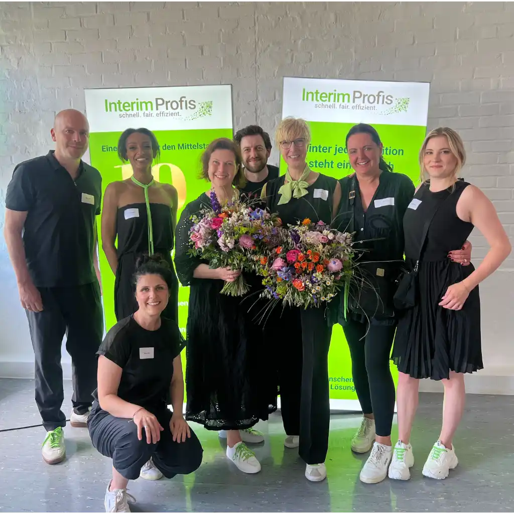 Teamfoto der Interim Profis mit Magnus BArth, Josephine Elzain, Sabine Hübner, Kathrin Scholz-Arps,, Max Rindfleishc, Annette Elias, Claudia Kohlmann, Eileen Gellhorn